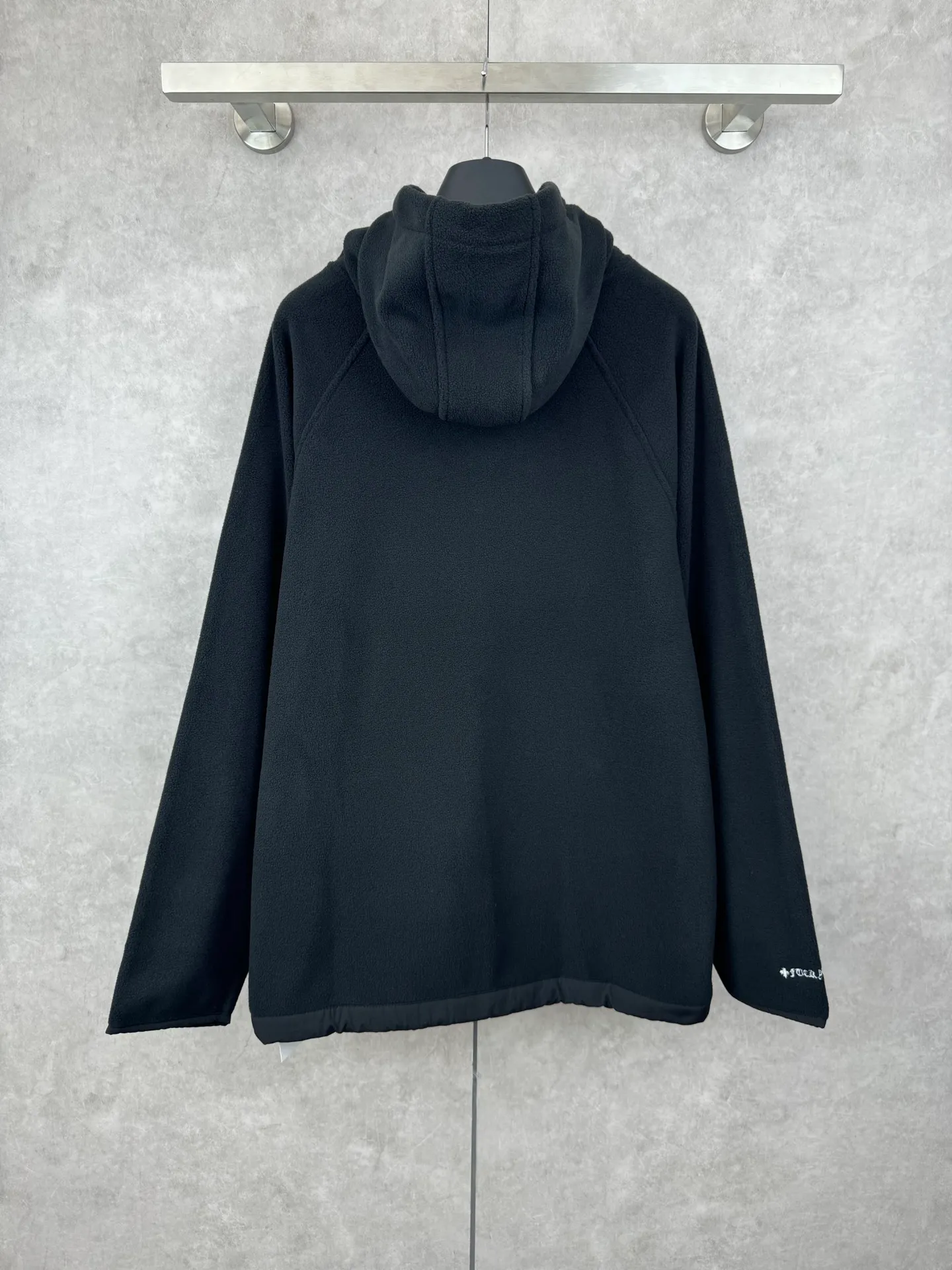 P400 Chrome Herat 2025 embroidered double-sided brushed polar fleece hooded sweatshirt SIZE S/M/L is rare in Chrome Heart's material selection. It uses terry and brushed fabrics to make it softer and warmer. Classic horseshoe embroidery on the chest. Made of imported lambskin. The crusaders flower snap button on the collar and the melon beads at the hem are all genuine antique silver.